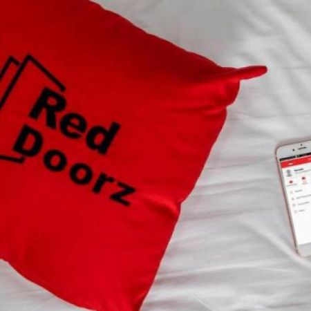 Отель Reddoorz @ Pelita Raya Rappocini Макасар Экстерьер фото