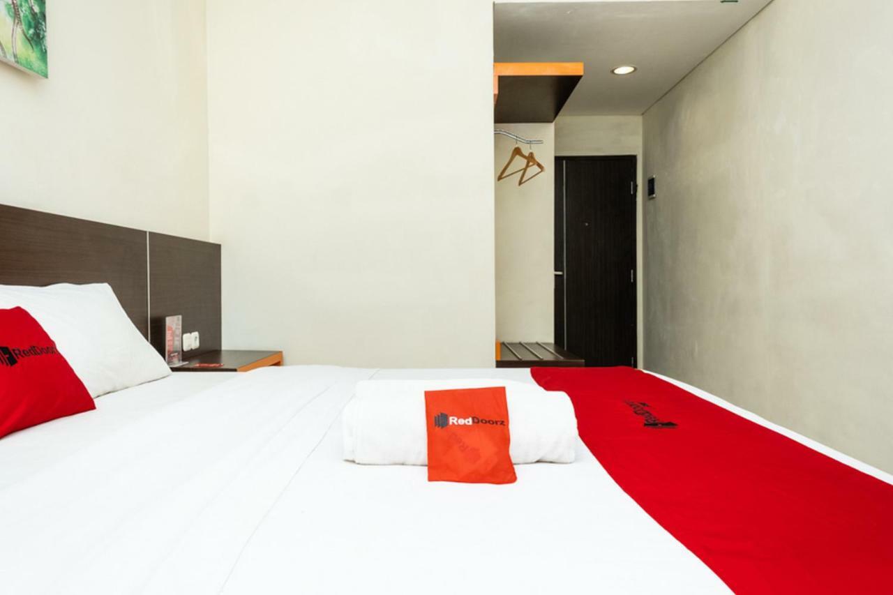 Отель Reddoorz @ Pelita Raya Rappocini Макасар Экстерьер фото