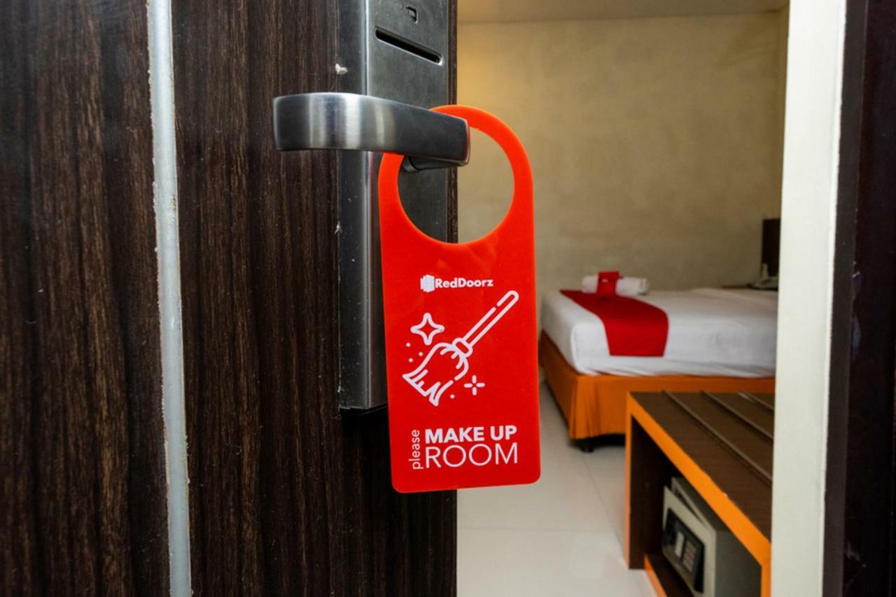 Отель Reddoorz @ Pelita Raya Rappocini Макасар Экстерьер фото
